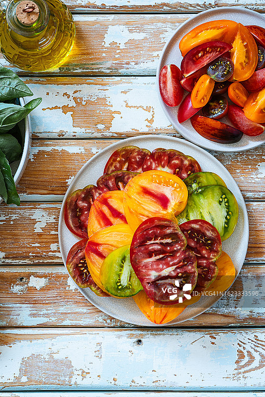 准备罗勒健康夏季多色番茄沙拉，纯素食品，高角度拍摄图片素材