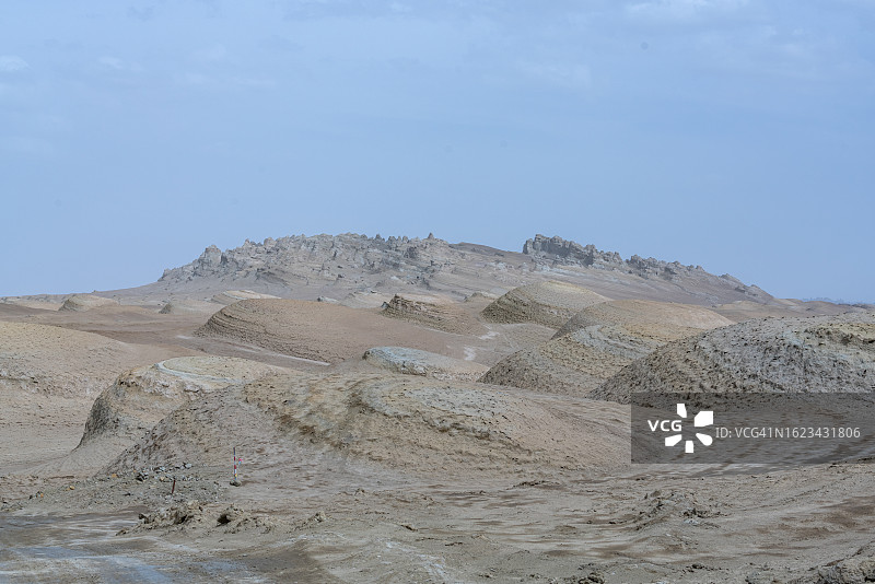 西部雅丹地貌上的轮胎痕迹图片素材