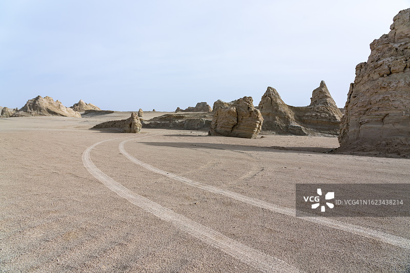 西部雅丹地貌上的轮胎痕迹图片素材