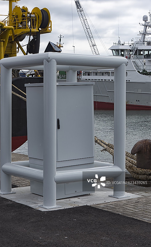 岸边电力变压器图片素材