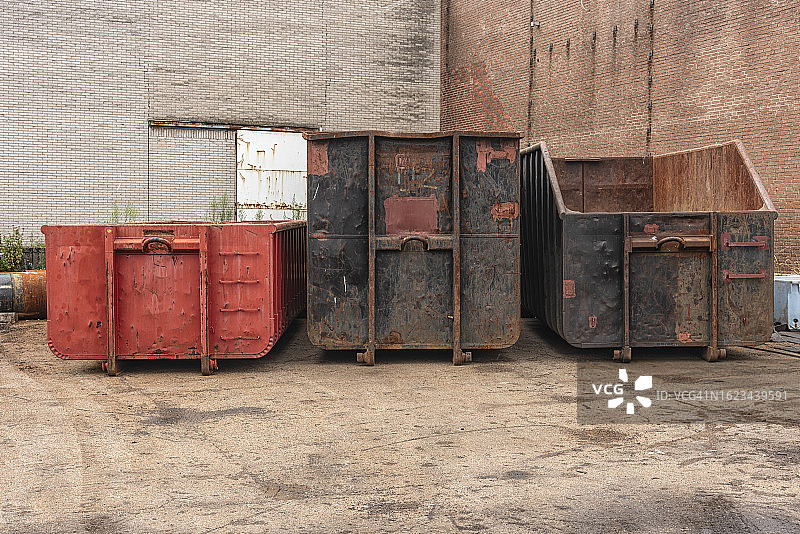 三个打开的金属垃圾箱图片素材