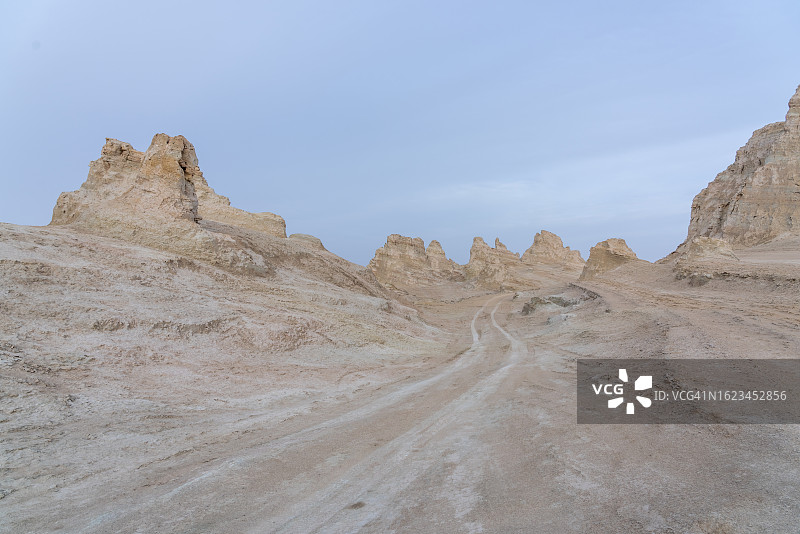 西部雅丹地貌上的轮胎痕迹图片素材