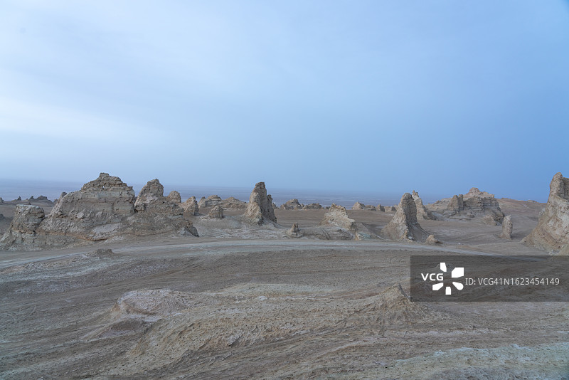 西部雅丹地貌上的轮胎痕迹图片素材