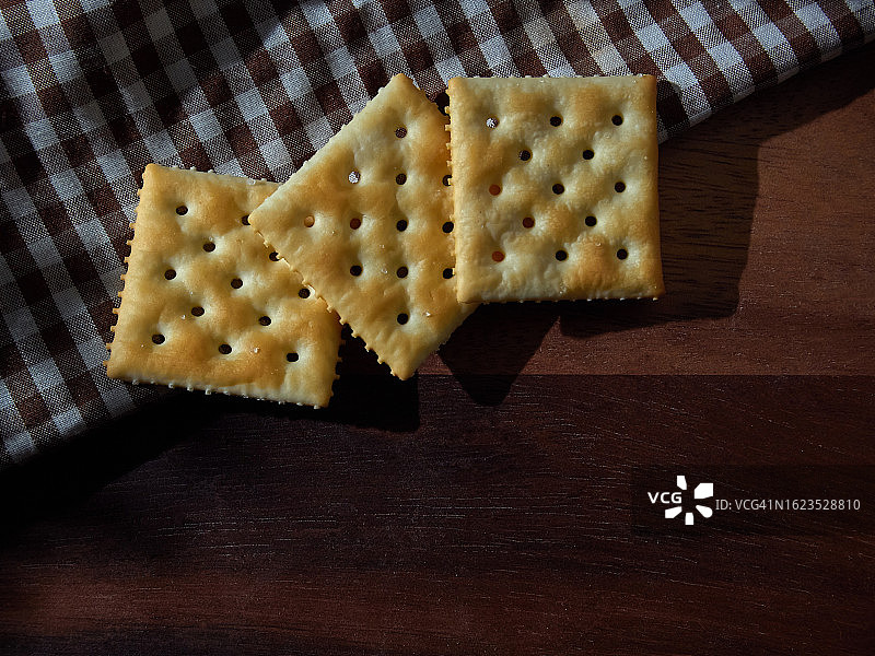 乡村桌子上的白色黄油饼干图片素材