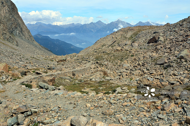 贫瘠高山景观中的古老石路图片素材