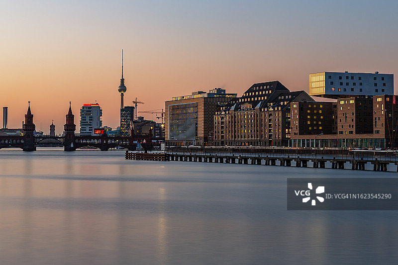 柏林“媒体河畔”日落，著名的奥伯鲍姆桥和电视塔（德国柏林克罗伊茨贝格-弗里德里希斯海因区）图片素材