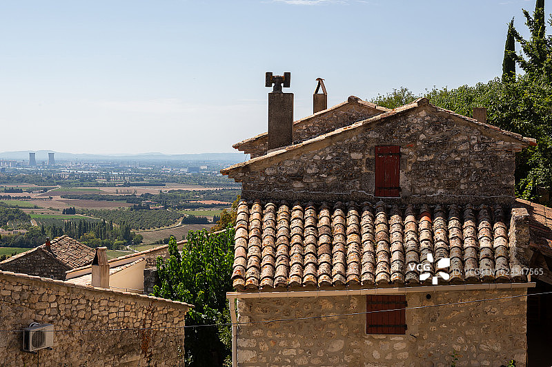 法国历史悠久的村庄——拉加德-阿德马尔，背景是“特里卡斯坦”核电站图片素材