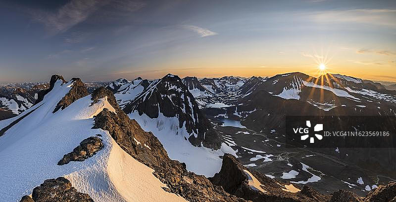 瑞典拉普兰Kebnekaise山脉Unna Raeitavagge山谷午夜阳光景观图片素材