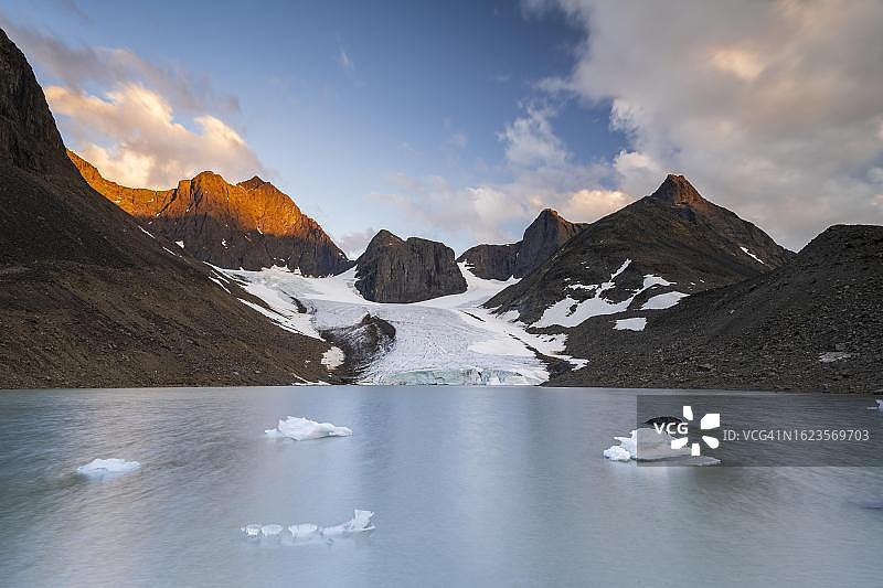 瑞典拉普兰凯布讷山脉卡斯卡萨瓦吉山谷的卡斯卡帕克特冰川、冰碛湖和库珀特亚卡山图片素材