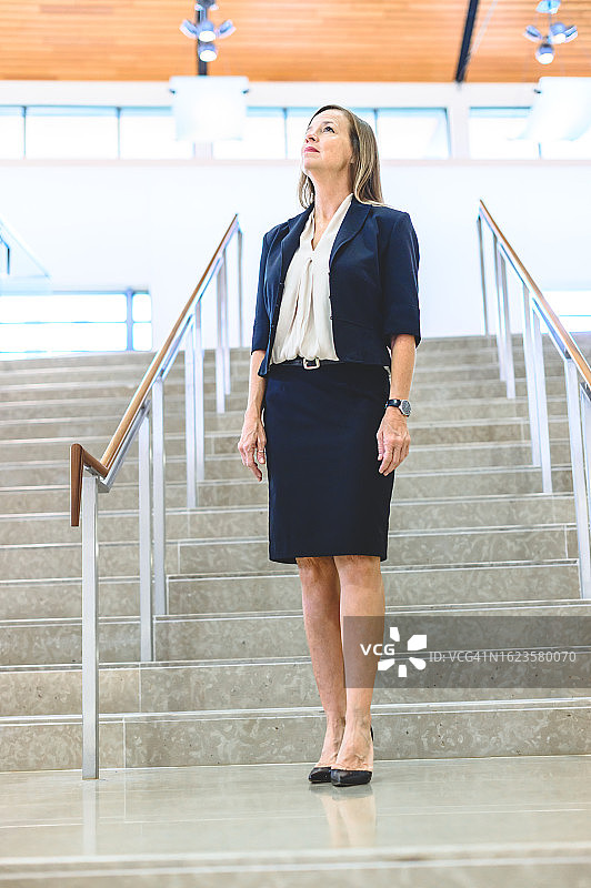自信的成熟女商人或政治家在专业场合图片素材