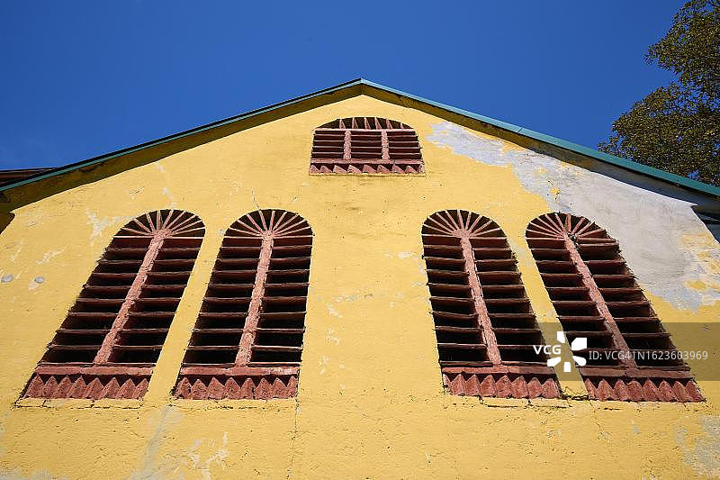 房屋山墙、窗户、砖块，位于奥地利克恩顿州米尔施塔特湖图片素材