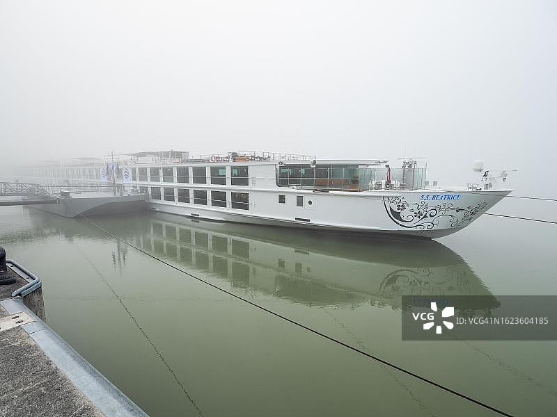 清晨薄雾中停泊在多瑙河格赖恩附近的游轮图片素材