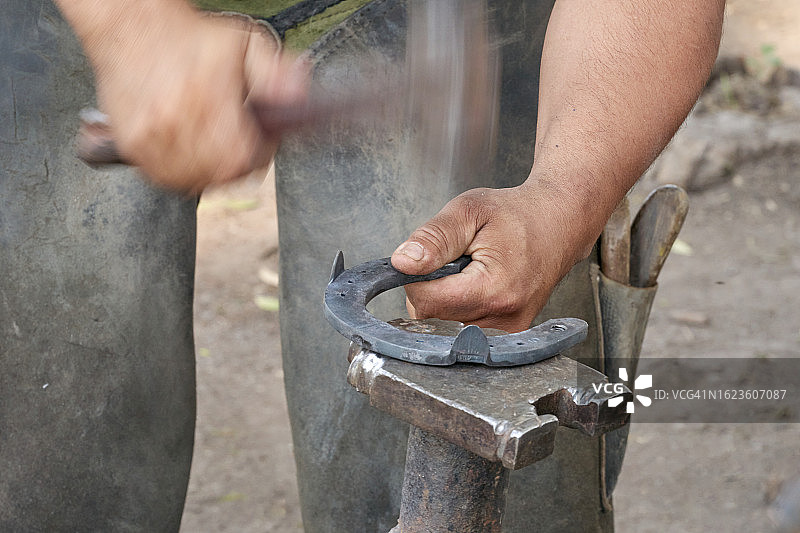 工作中铁匠图片素材