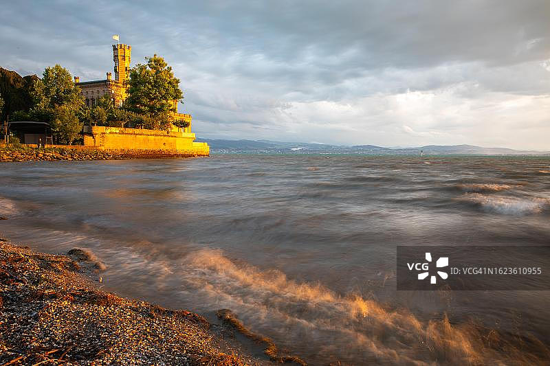 德国巴登-符腾堡州蒙特福特城堡雷雨天气图片素材