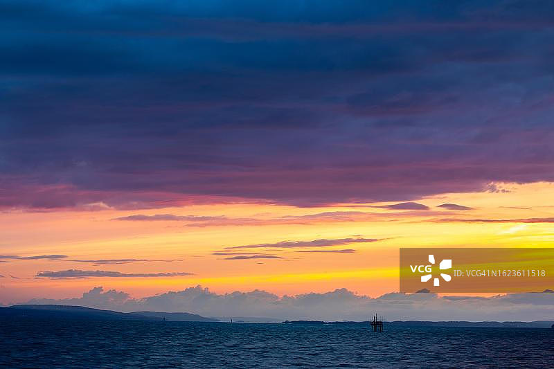 德国巴登-符腾堡州朗格纳根的雷雨日落图片素材
