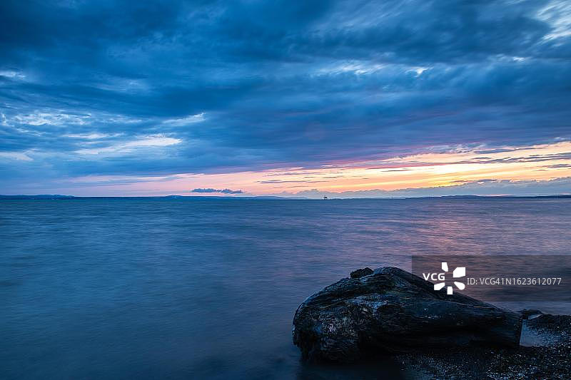康斯坦茨湖的蓝调时光，云、水、岸、枯木，夏季，德国巴登-符腾堡州图片素材
