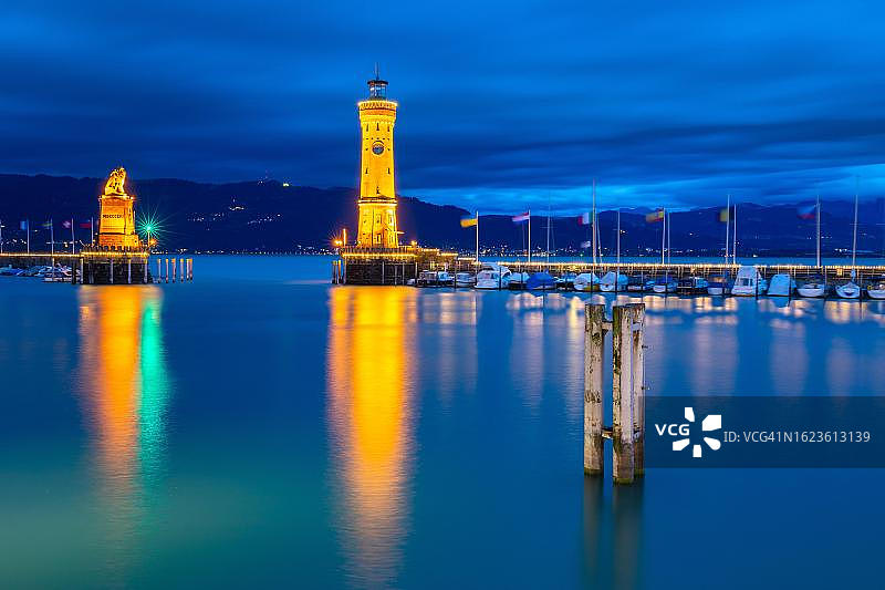 德国巴伐利亚林道港口：新林道灯塔、狮子码头、芒格塔、云彩、船只、夏季风光图片素材