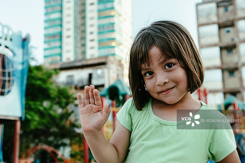 户外手势小女孩肖像图片素材