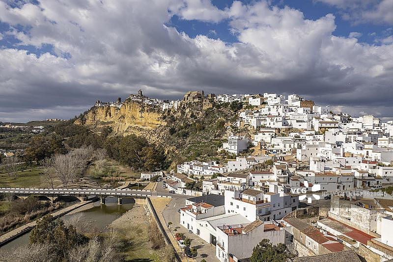 从上方看到的弗兰特拉拱门的白色房屋，西班牙安达卢西亚图片素材