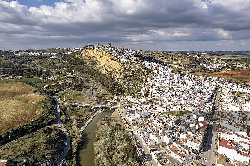 从上方看到的弗兰特拉拱门的白色房屋，西班牙安达卢西亚图片素材