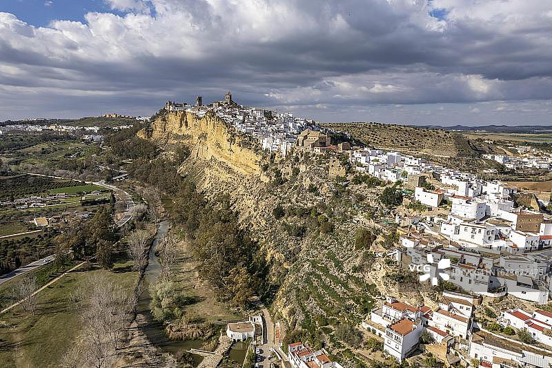 从上方看到的弗兰特拉拱门的白色房屋，西班牙安达卢西亚图片素材