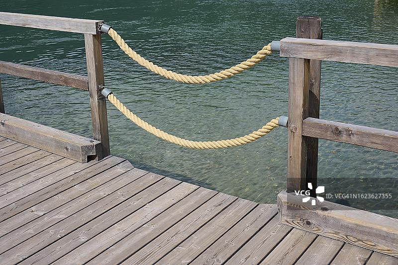 奥地利克恩顿州奥西亚赫湖的木桥图片素材