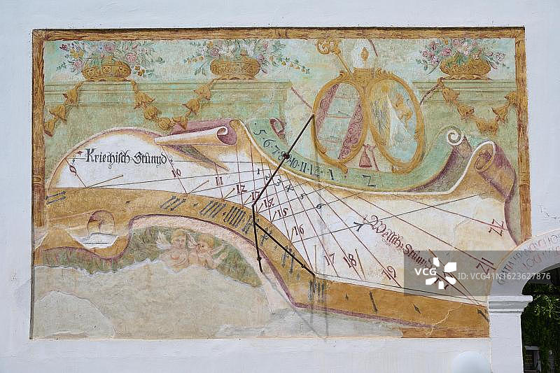 奥地利卡林西亚州奥西亚赫湖奥西亚赫修道院的日晷纪念碑图片素材