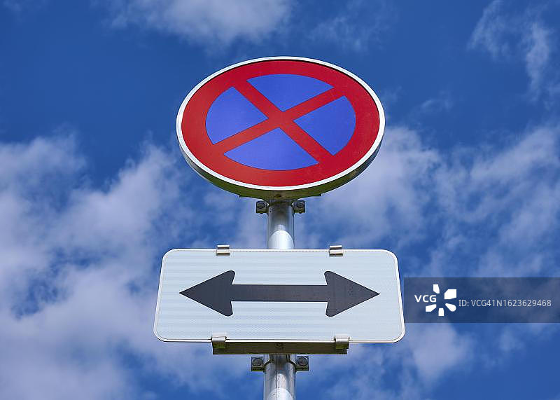 禁止停车标志，方向指示，天空，云彩，奥西亚赫湖，奥地利卡林西亚图片素材