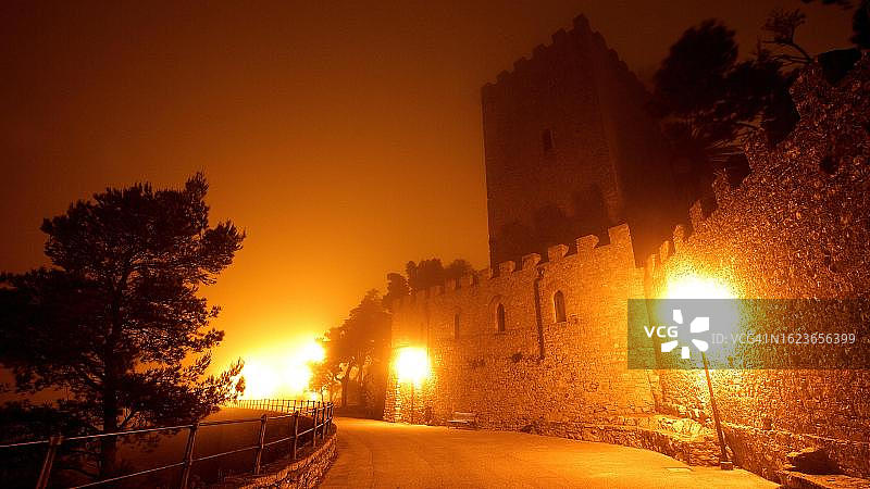 意大利西西里岛埃里切的维纳城堡在傍晚的橙色天空下图片素材
