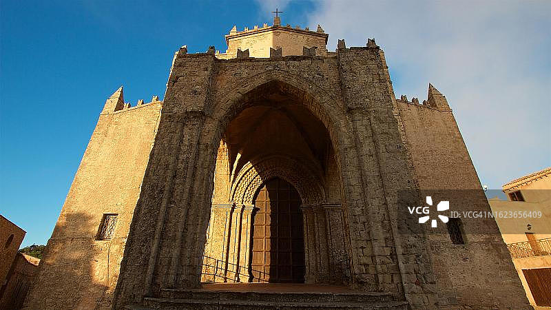 意大利西西里岛埃里切的诺曼大教堂的傍晚光线图片素材