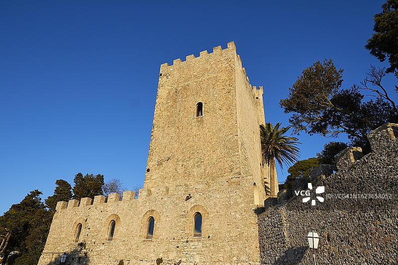 晨光下的韦内雷城堡：诺曼底要塞，塔楼，蓝色无云天空，埃里切，特拉帕尼省，西西里岛，意大利图片素材