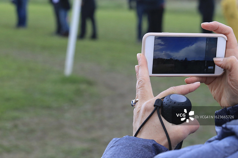观众在拍摄户外活动图片素材