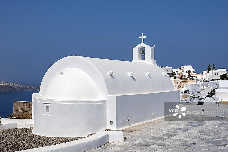 希腊圣托里尼伊亚阿吉奥斯·瓦西里奥斯白色教堂图片素材