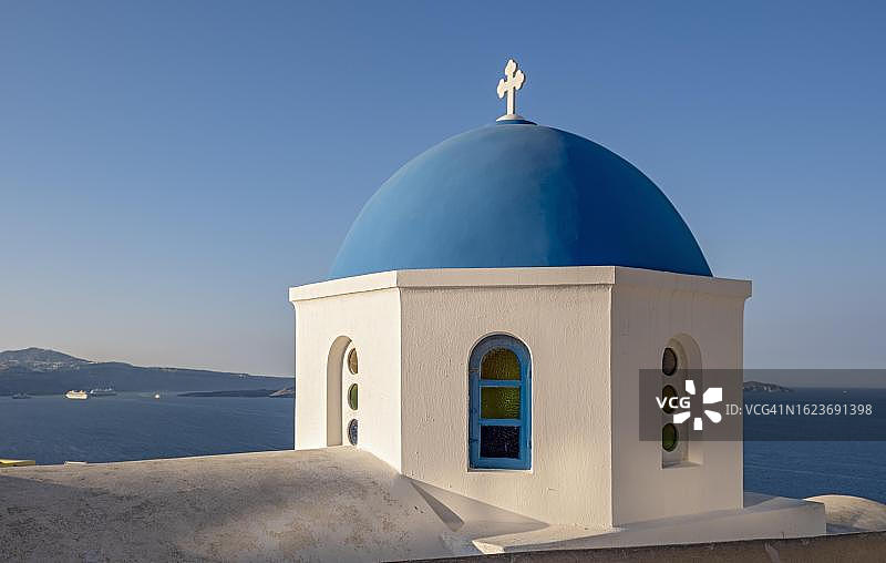 圣托里尼伊亚的蓝色圆顶圣尼古拉斯教堂图片素材