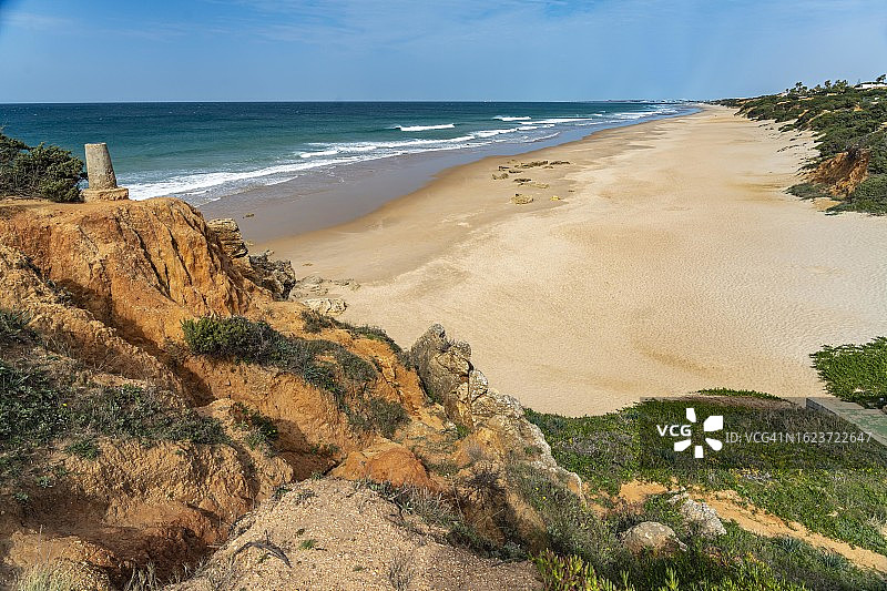 科尼尔德拉弗龙特拉附近的卡拉斯德罗奇海滩海湾，科斯塔德拉卢兹，安达卢西亚，西班牙图片素材