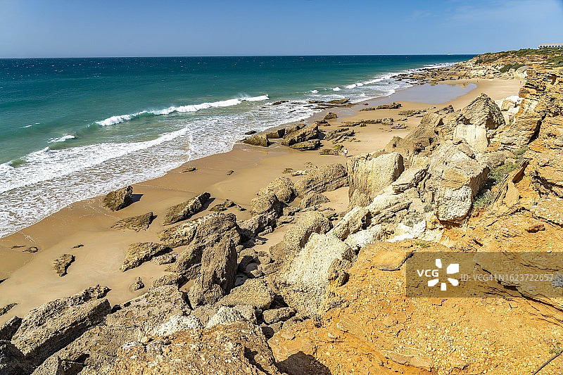 科尼尔德拉弗龙特拉附近的卡拉斯德罗奇海滩海湾，科斯塔德拉卢兹，安达卢西亚，西班牙图片素材