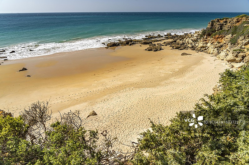 科尼尔德拉弗龙特拉附近的卡拉斯德罗奇海滩海湾，科斯塔德拉卢兹，安达卢西亚，西班牙图片素材