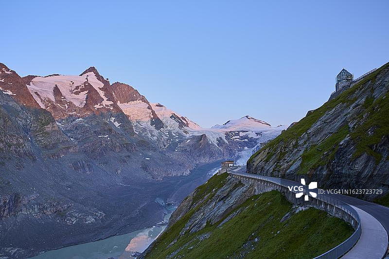 奥地利卡林西亚州大格洛克纳山高山公路冰川湖山路图片素材