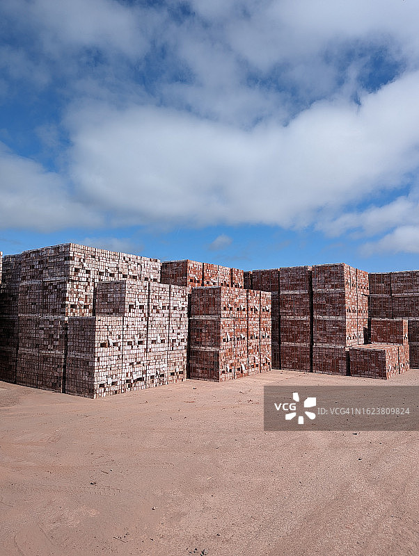 阴天下的堆叠砖块图片素材