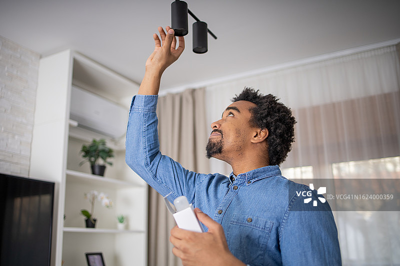 年轻人正在更换灯泡图片素材