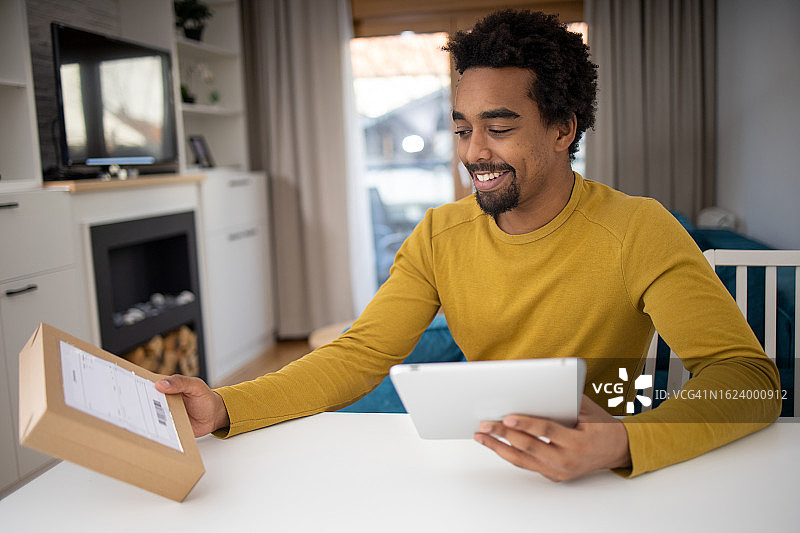 年轻的创业者正在向客户发送包裹图片素材