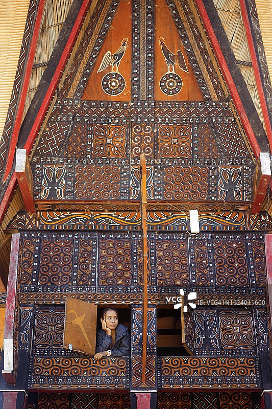 托拉雅房屋窗边的亚洲女人图片素材