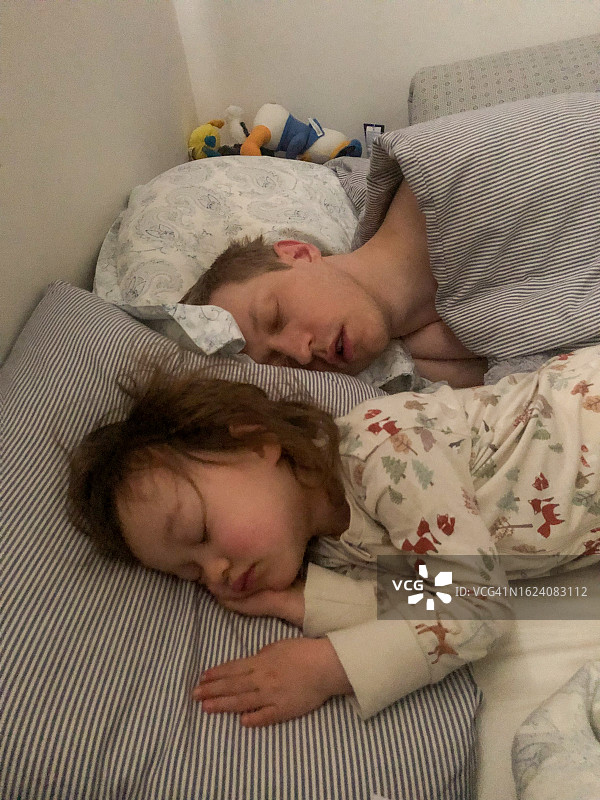 熟睡中的父子图片素材