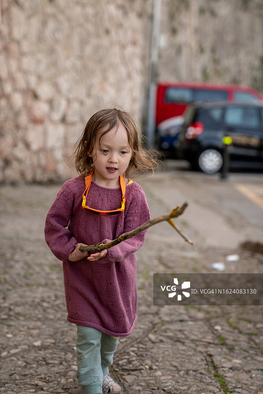 孩子探索西班牙山丘图片素材