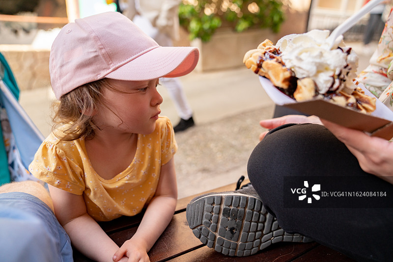 孩子等待甜点图片素材