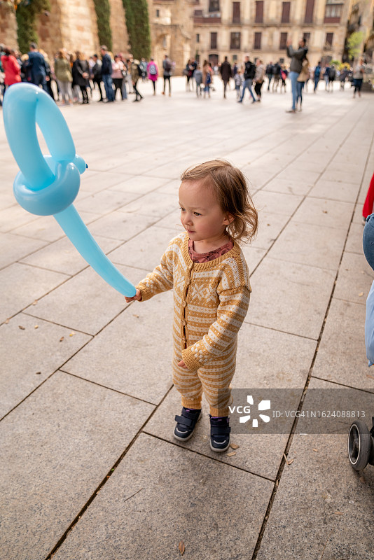儿童在巴塞罗那大教堂附近玩气球图片素材