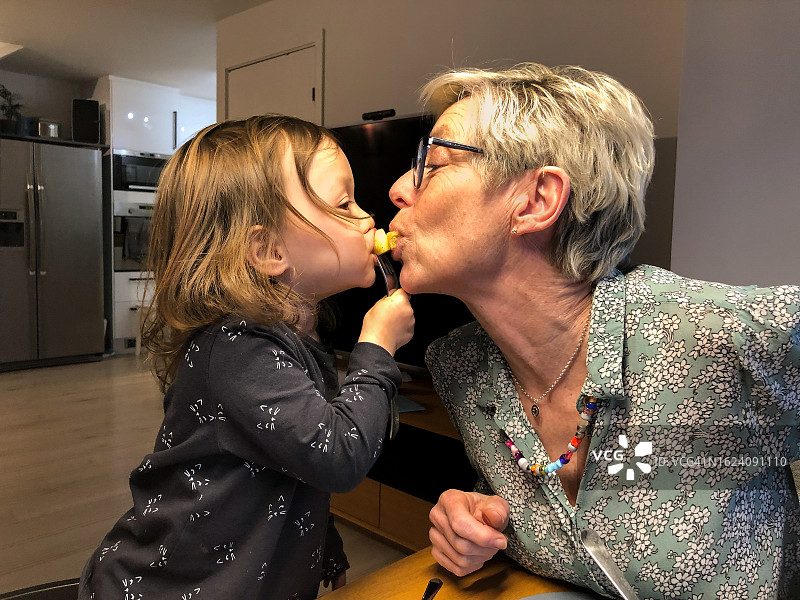 祖母亲吻孙辈图片素材