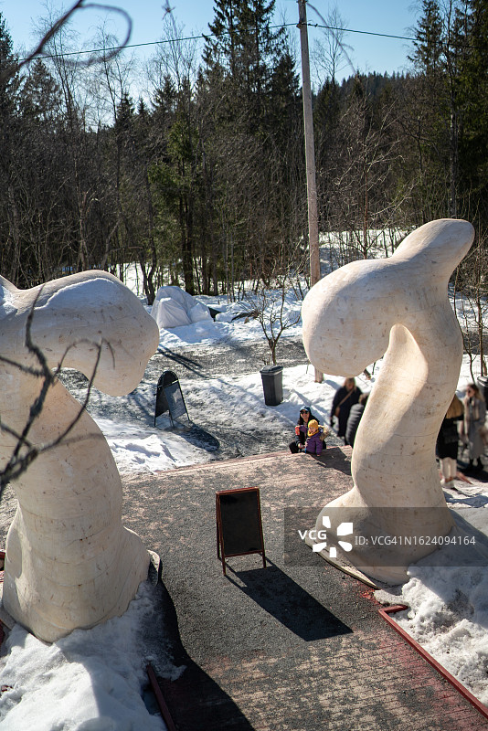 公园入口处的母子图片素材