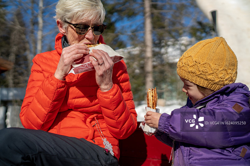 奶奶和孙儿在户外吃华夫饼图片素材