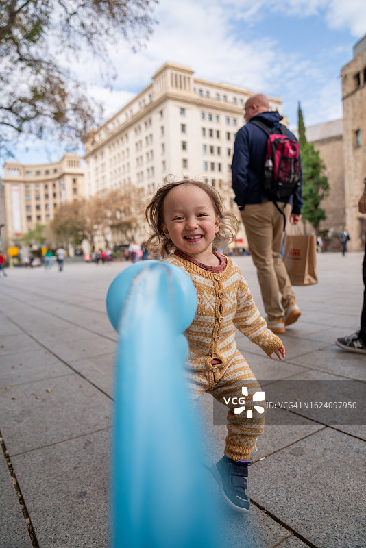 儿童在巴塞罗那大教堂附近玩气球图片素材